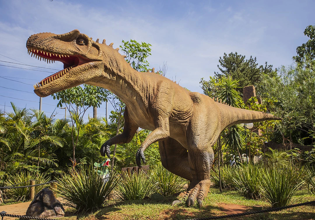 Dinossauros em tamanho real em meio às trilhas